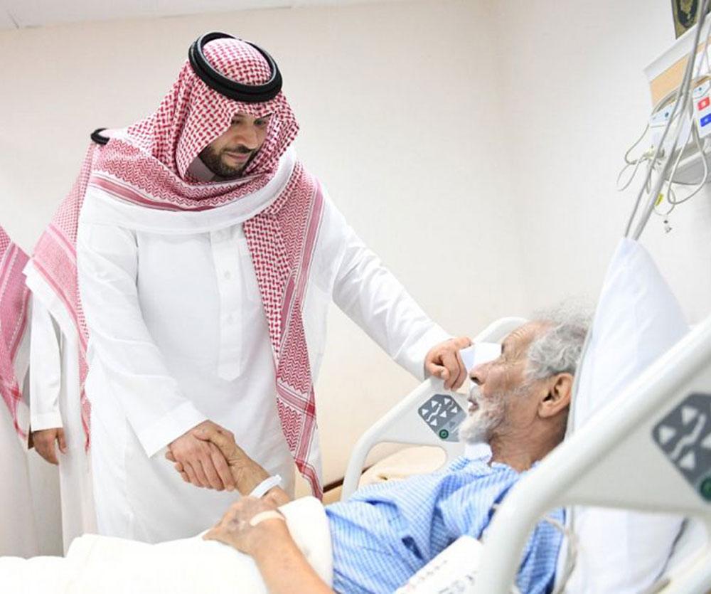 بالصور.. أمير الحدود الشمالية يزور المرضى المنومين 