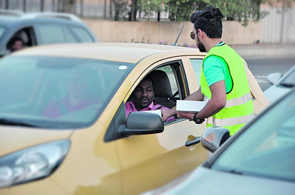 فريق تطوعي يوزع 150 وجبة يوميًا