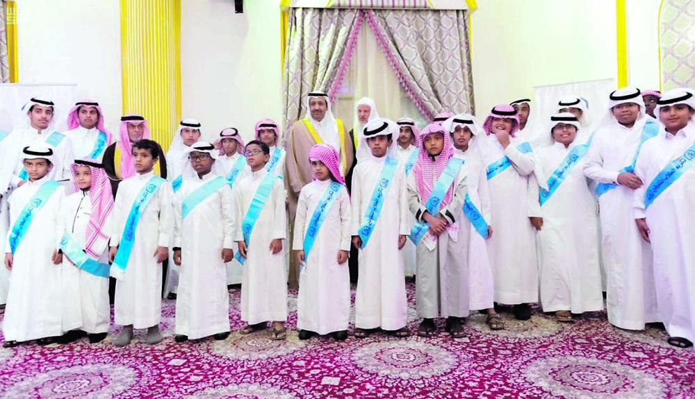 أمير الباحة يكرم المتفوقين بجمعية أكناف للأيتام
