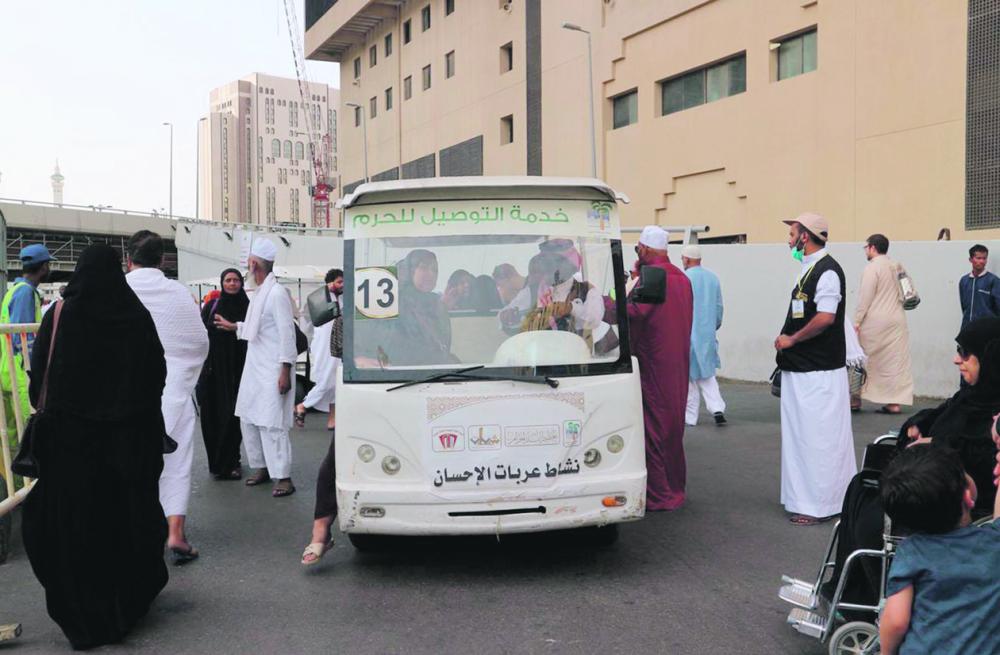 عربات قولف تقل المعتمرين من وإلى المسجد الحرام