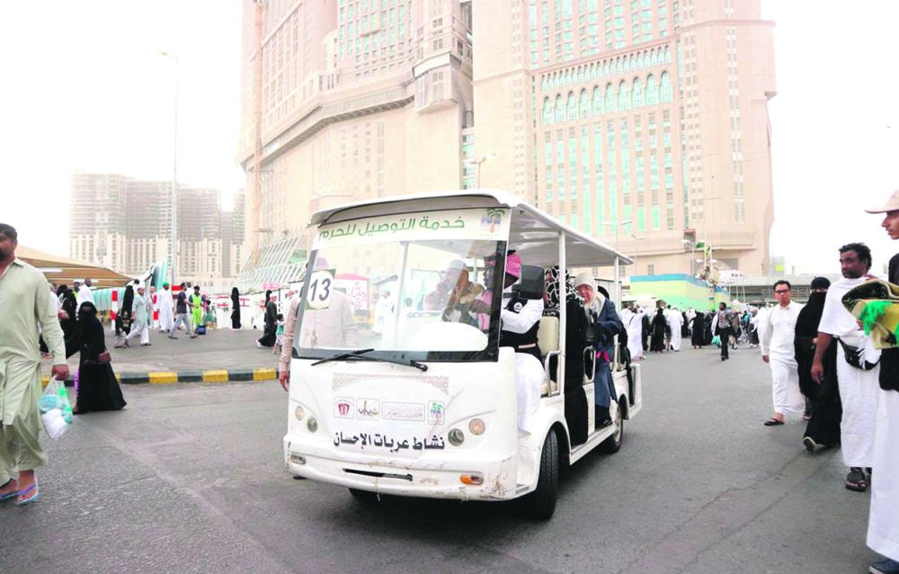 عربات قولف تقل المعتمرين من وإلى المسجد الحرام