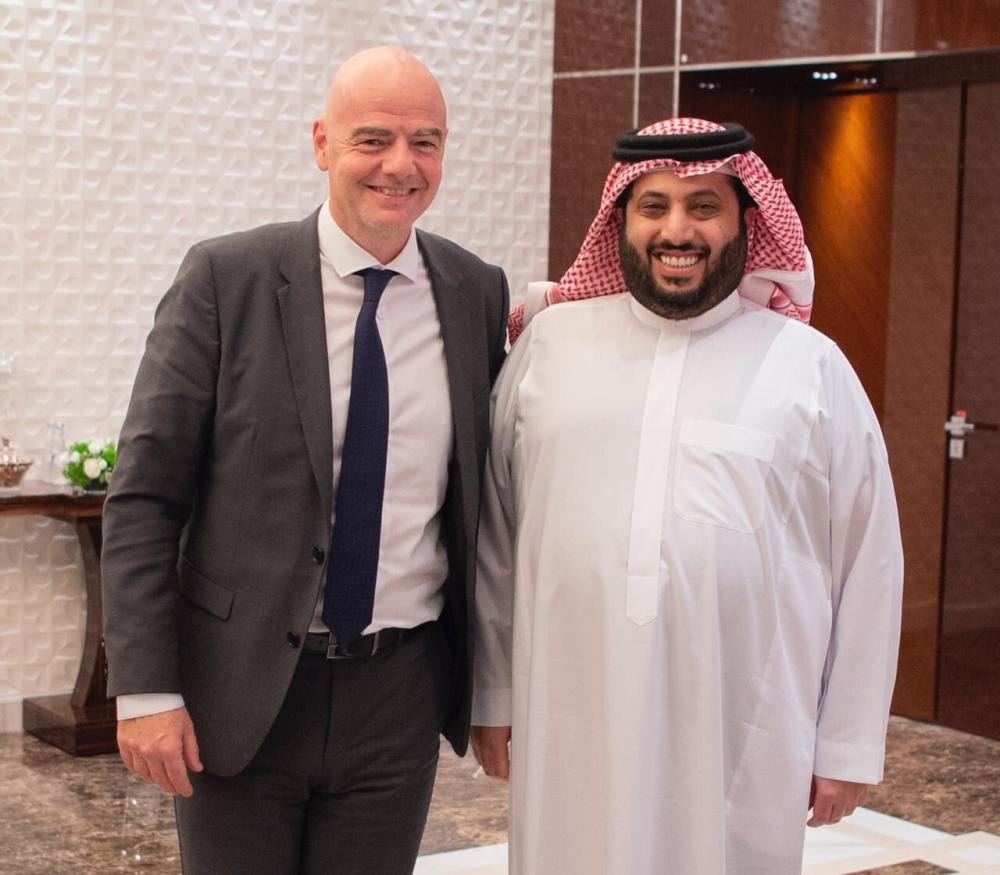 رئيس هيئة الرياضة يجتمع مع رئيس اتحاد الفيفا