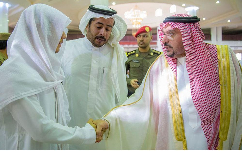 أمير القصيم يؤدي صلاة الميت على الدكتور 'الغصن '