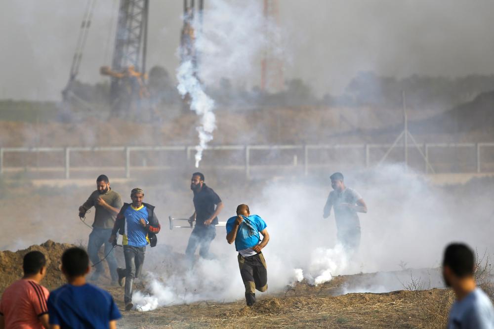 الاحتلال يطلق قنابل الغاز على عشرات الفلسطينيين فى غزة