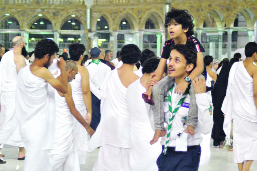 شباب الكشافة «ملاذ» الأطفال التائهين في الحرم المكي