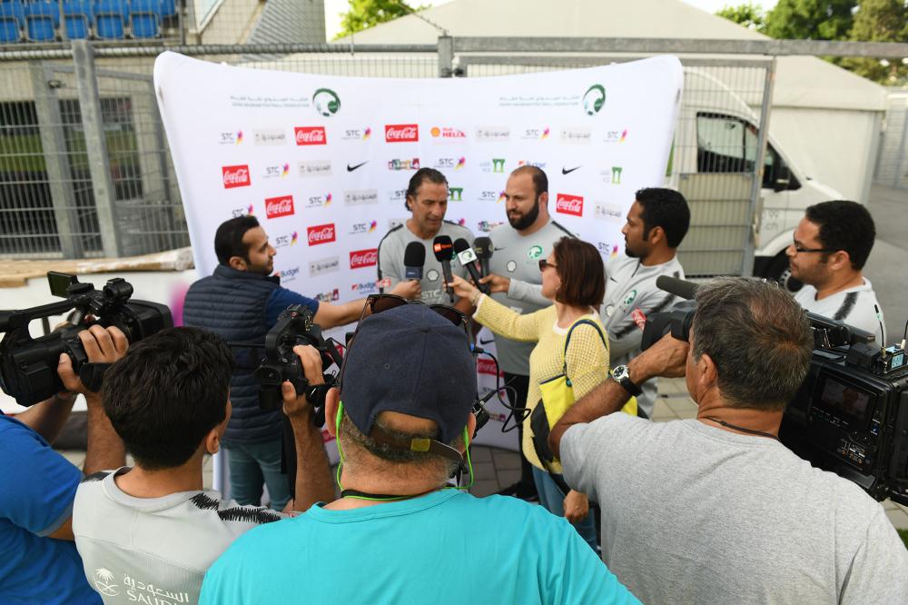 بيتزي: مواجهة «الآزوري» ذات قيمة فنية للمنتخب