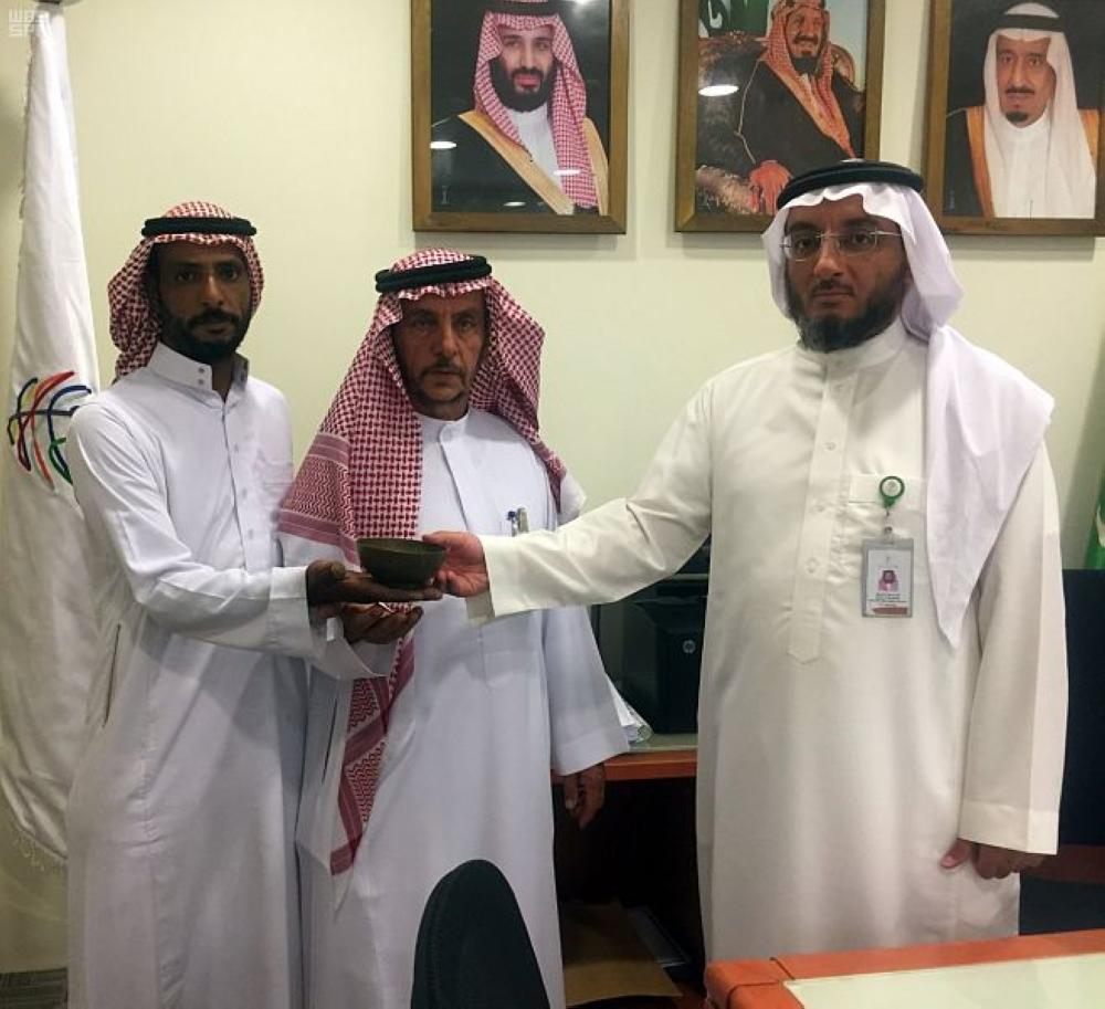 مواطن يسلّم 'سياحة حائل' قطعة أثرية نادرة من البرونز