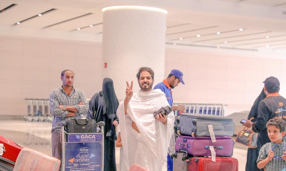 بالصور .. وصول أول رحلة إلى الصالة الجديدة بمطار المؤسس