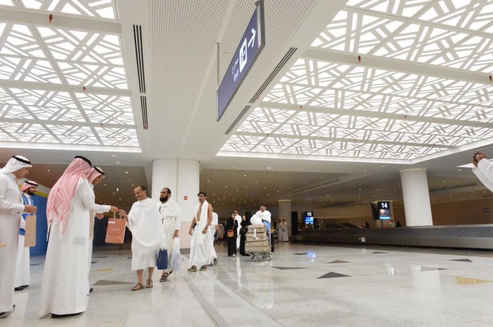 بالصور .. وصول أول رحلة إلى الصالة الجديدة بمطار المؤسس