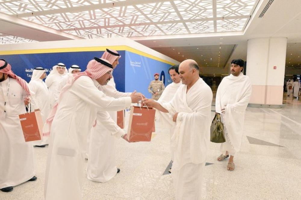 بالصور .. وصول أول رحلة إلى الصالة الجديدة بمطار المؤسس