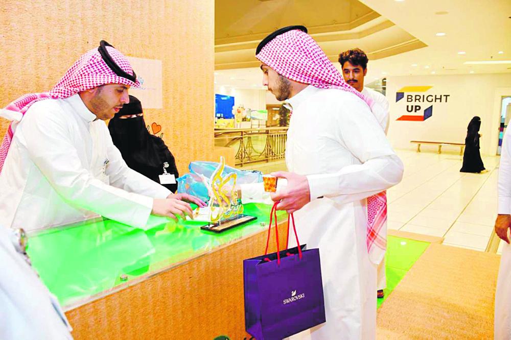 «الطرد الخيري» ينقل هدايا المجتمع للأيتام