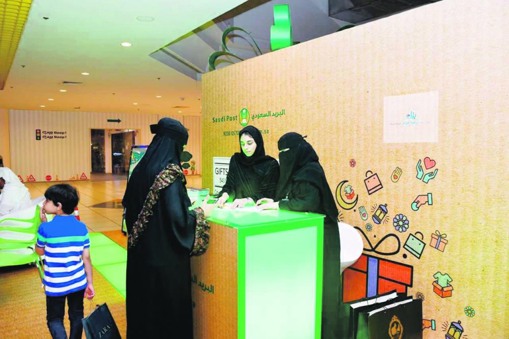 «الطرد الخيري» ينقل هدايا المجتمع للأيتام