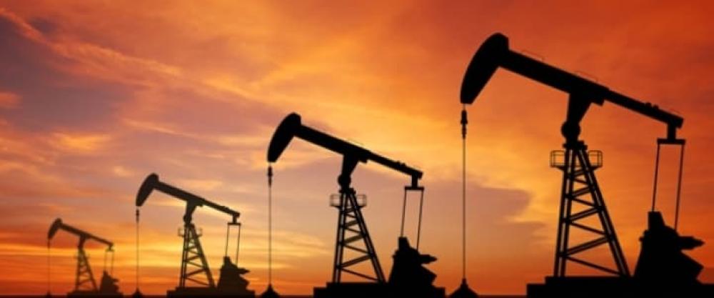 نقص الإمدادات وهبوط المخزونات يرفع النفط 2%