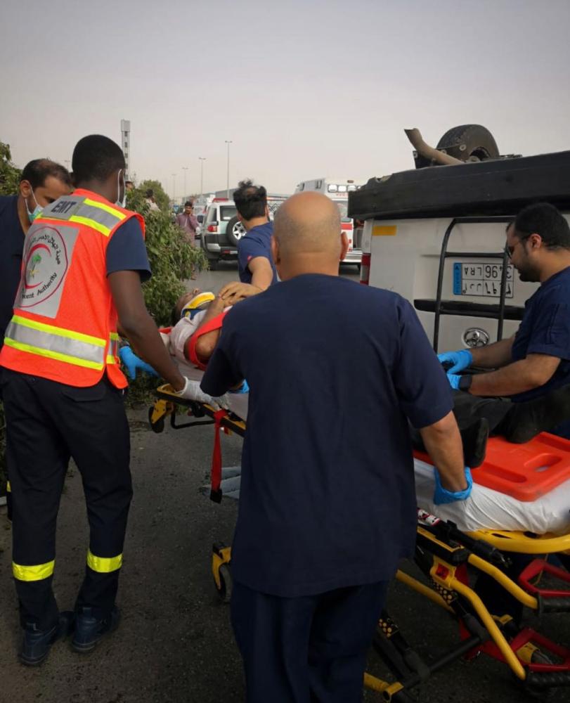 إصابة 11 شخصًا جراء إنقلاب ميكروباص بجدة