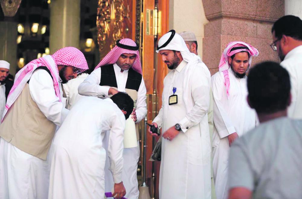 «كلنا فريق واحد» يواصل خدمة زائري المسجد النبوي