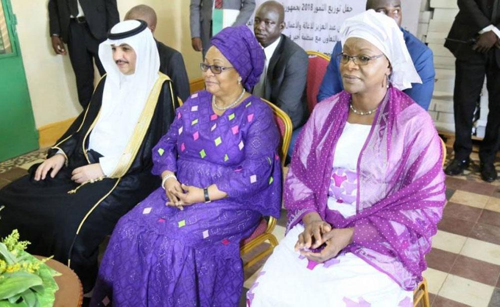 مركز الملك سلمان يهدى نسخاً من المصحف وتمور لحرم الرئيس المالي 