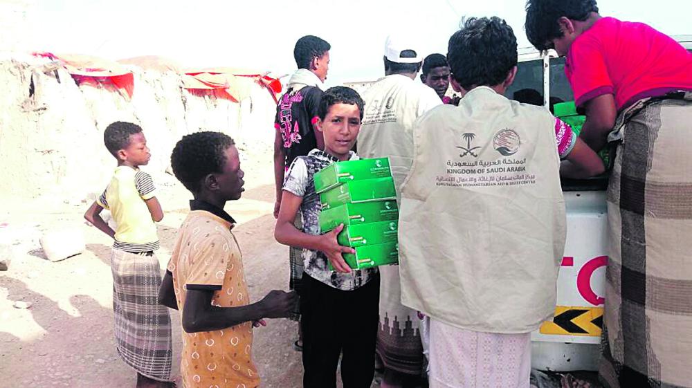 مركز الملك سلمان يوزع مساعدات في المهرة اليمنية