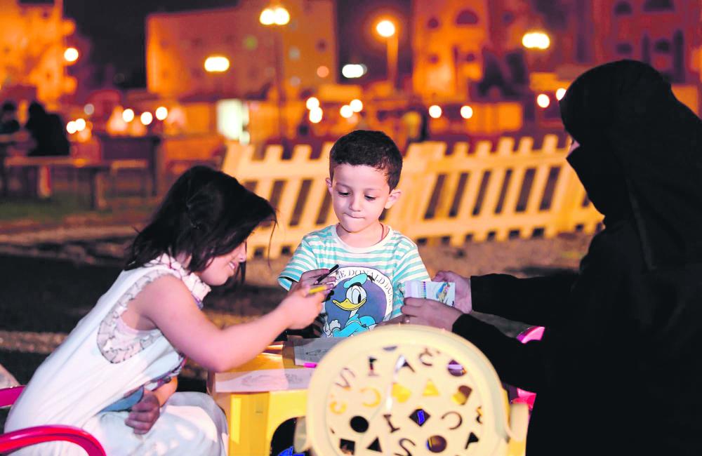 «إرث» يجمع تقاليد أهالي المدينة بمكان واحد