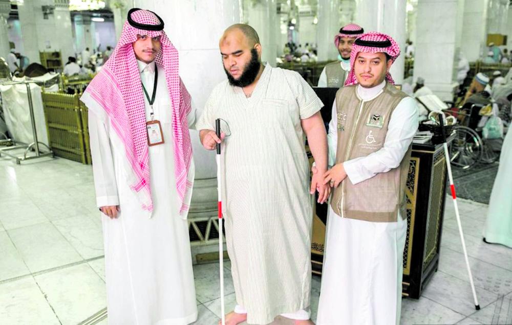 عصي بيضاء للمكفوفين لذوي الاحتياجات بالمسجد الحرام