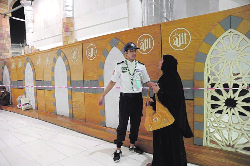 فتيان الكشافة يساعدون المعتمرين والزائرين