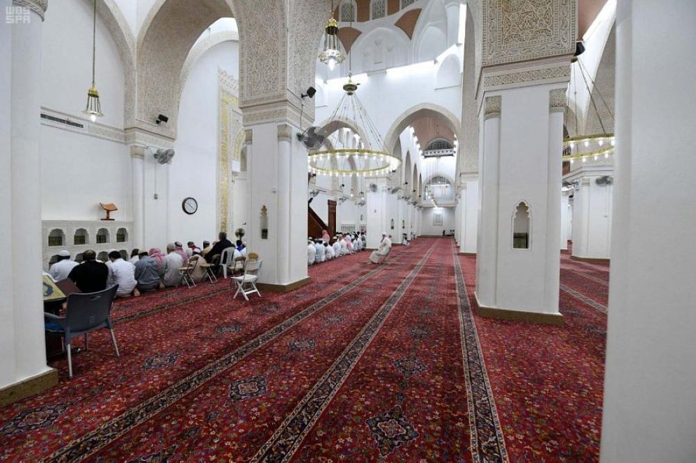 القبلتين يقع في مسجد مسجد الإجابة