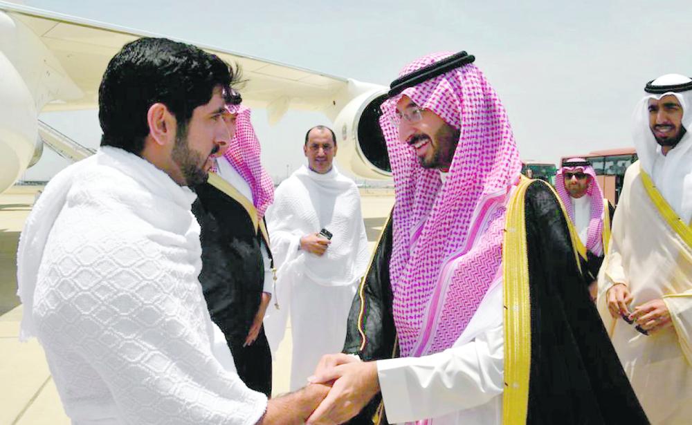 ولي عهد دبي يؤدي مناسك العمرة