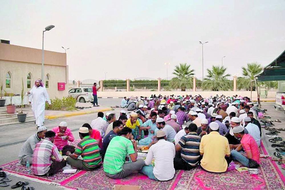 إفطار يجمع رئيس بلدية العيون وعمال النظافة