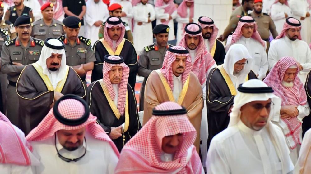 أميرالرياض يؤدي صلاة الميت على  ' السديري ' 