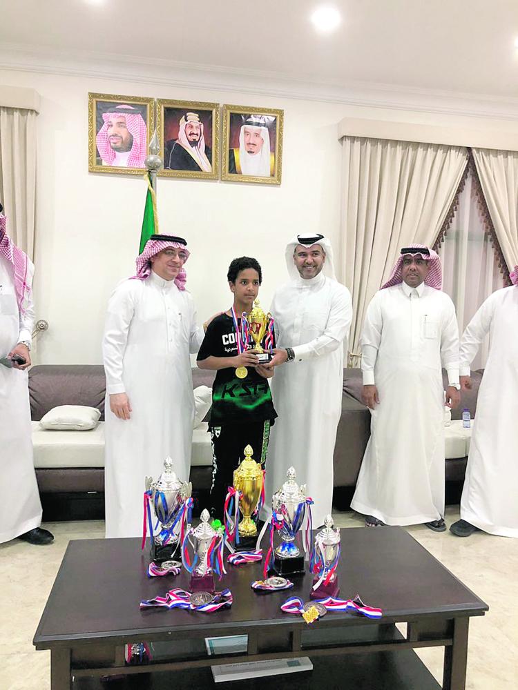 مدير عام مؤسسة ميناء الملك عبدالعزير يكرّم المتفوقين في الأنشطة الرياضية