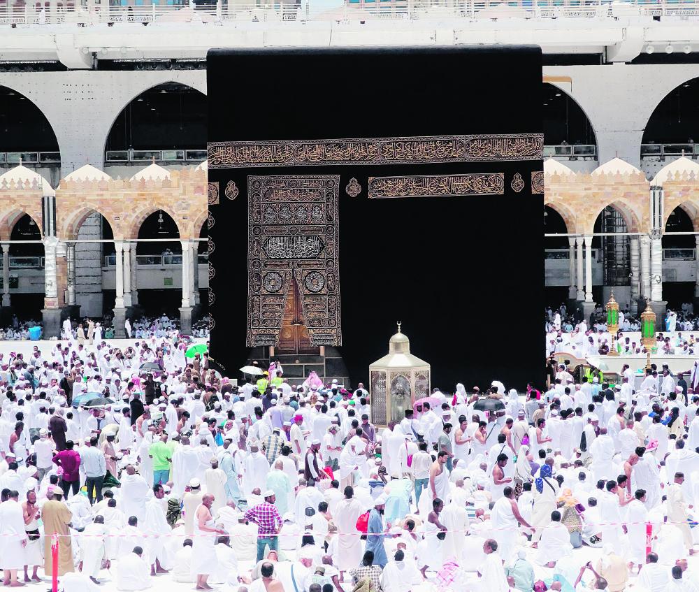 قاصدو بيت الله الحرام يؤدون صلاة الجمعة