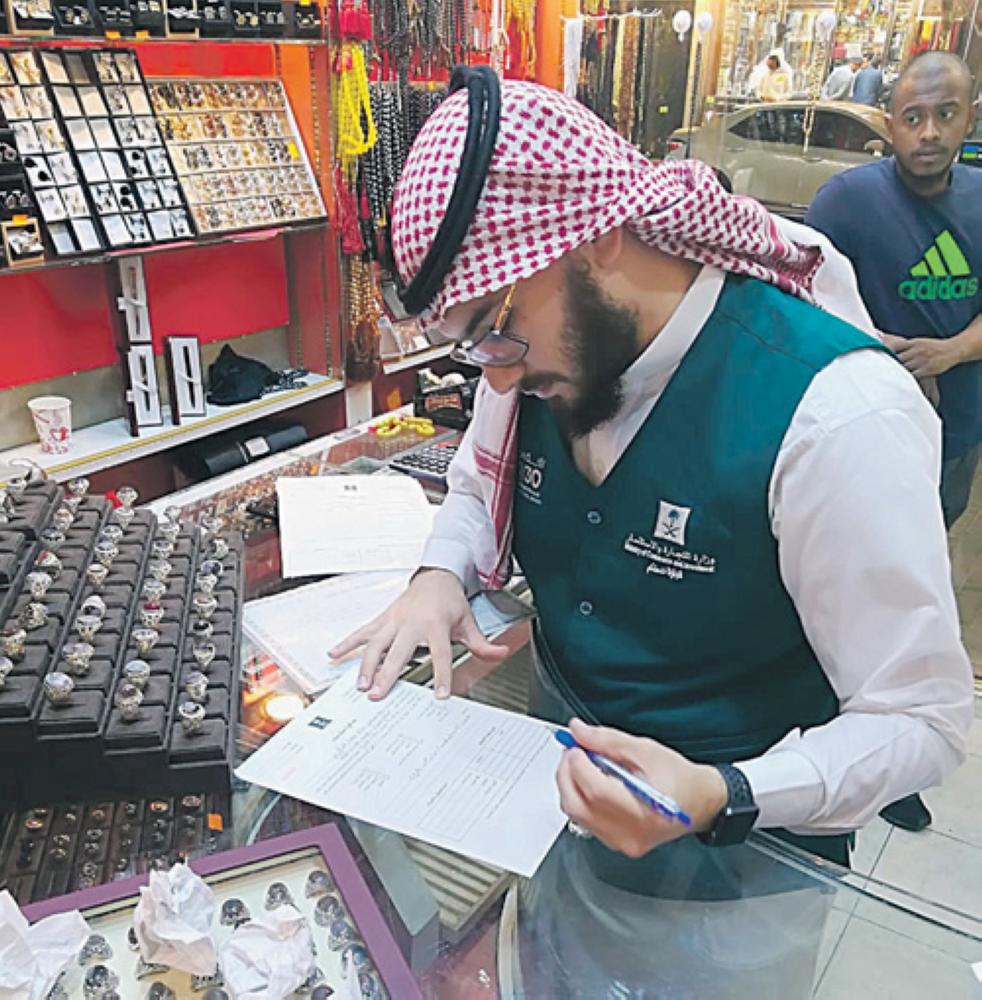 «التجارة» تنفذ 1300 جولة على محطات الوقود والمحال التجارية