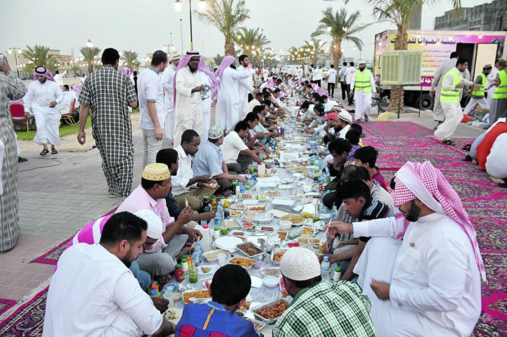 «إفطار صائم» بالعيون.. وفاء للجنود وشهداء الواجب