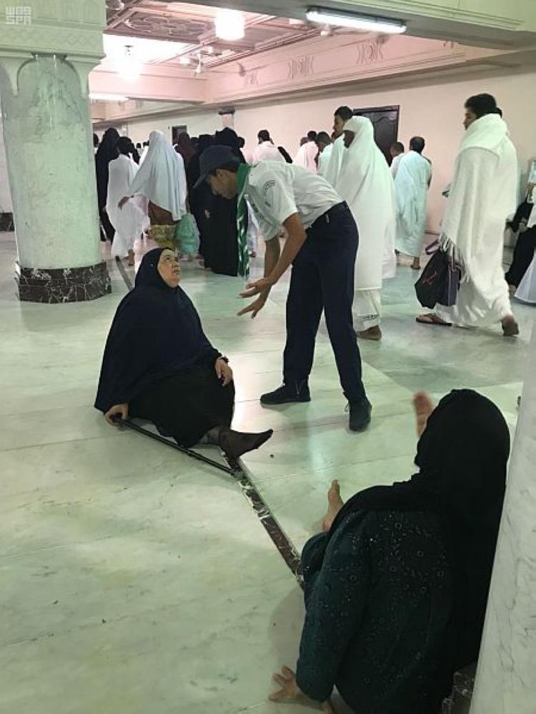جوالة جامعة الطائف تشارك في خدمة المعتمرين