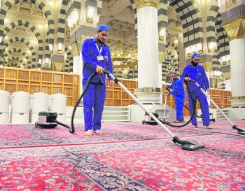تعطير الروضة الشريفة بـ«ورد الحرم»6 مرات يوميًا