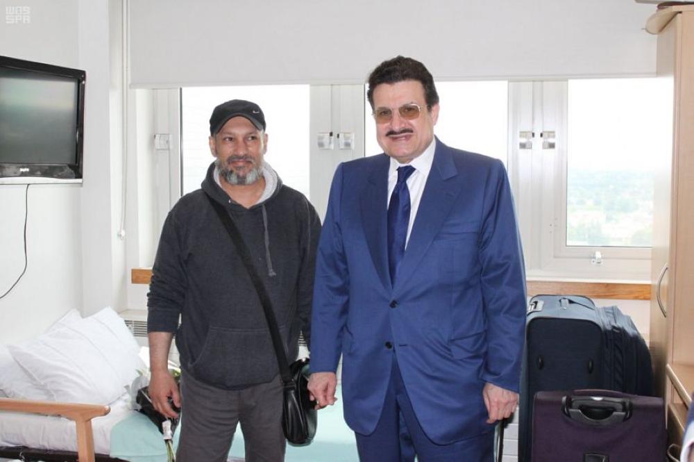 سفير المملكة لدى بري​​​​​​​طانيا يعايد المرضى في لندن