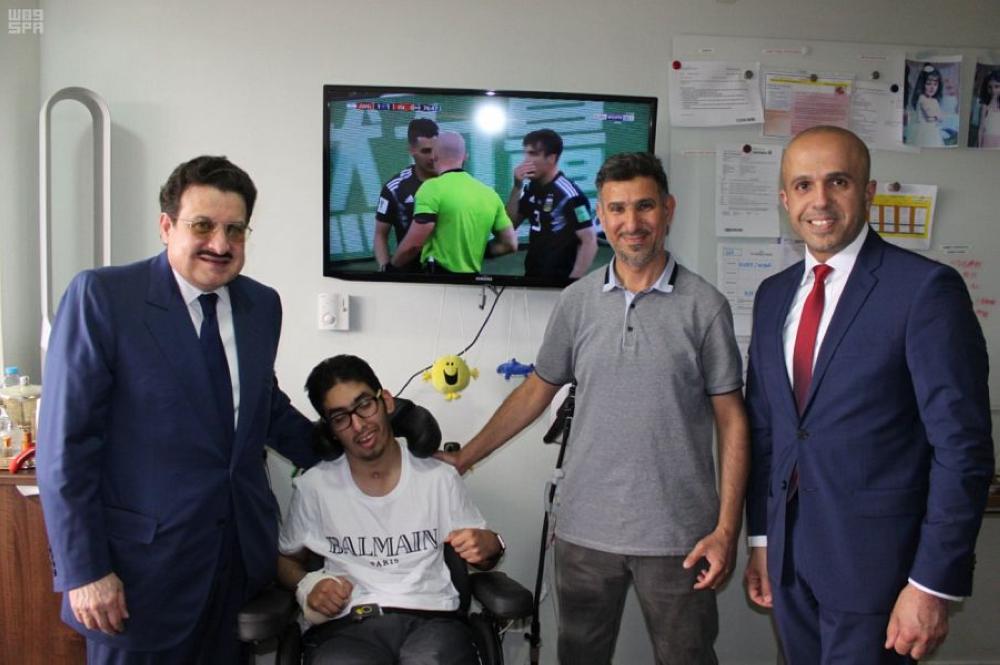 سفير المملكة لدى بري​​​​​​​طانيا يعايد المرضى في لندن