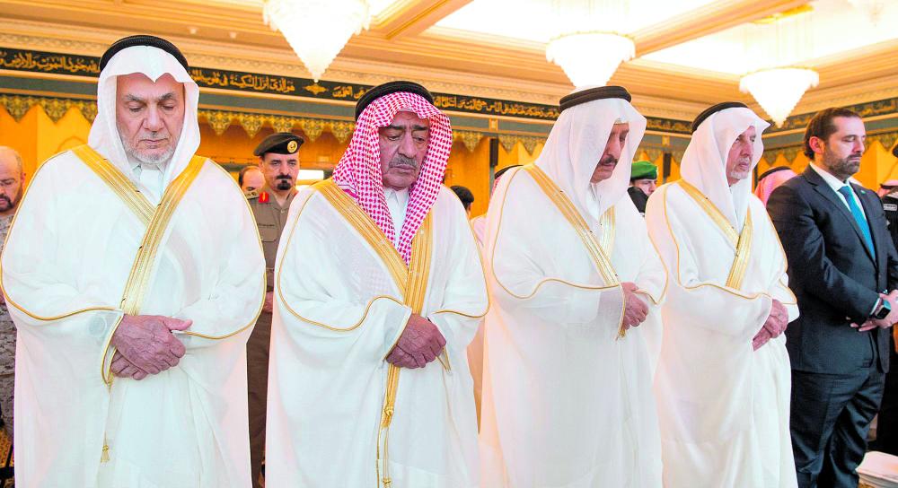 الملك يؤدي صلاة عيد الفطر بالمسجد الحرام