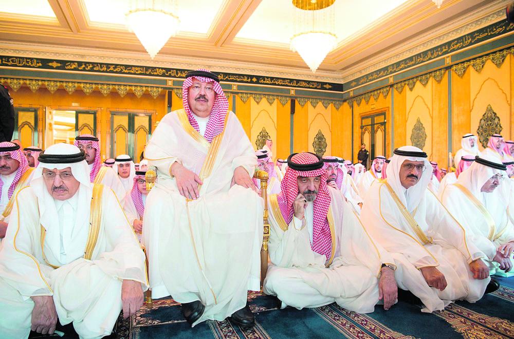 الملك يؤدي صلاة عيد الفطر بالمسجد الحرام
