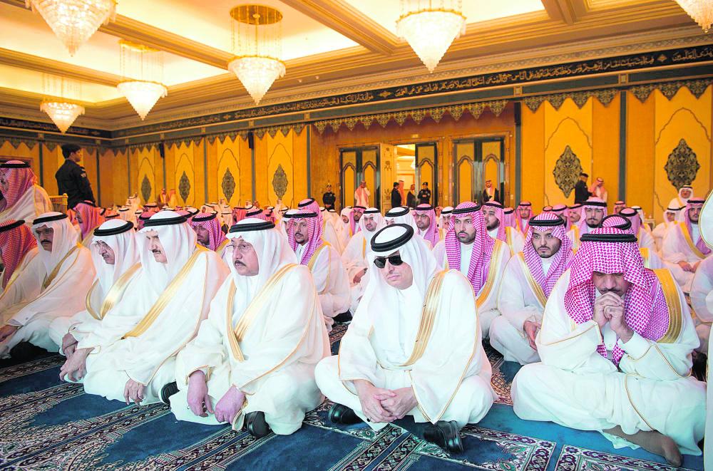 الملك يؤدي صلاة عيد الفطر بالمسجد الحرام