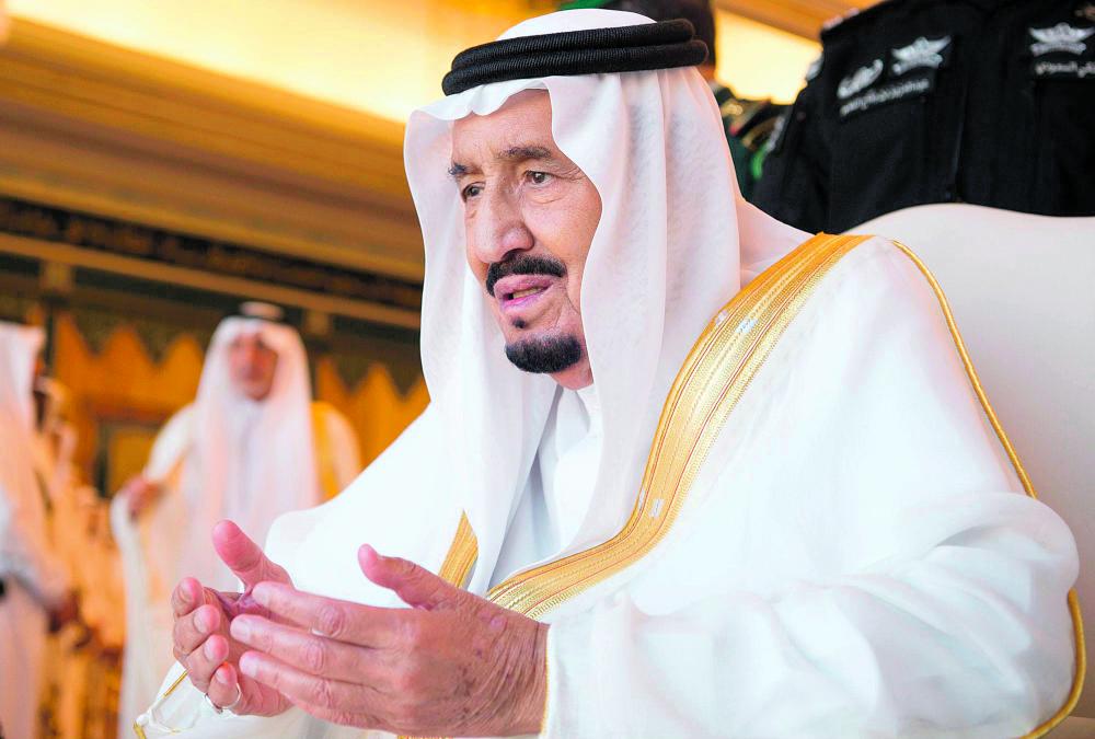 الملك يؤدي صلاة عيد الفطر بالمسجد الحرام