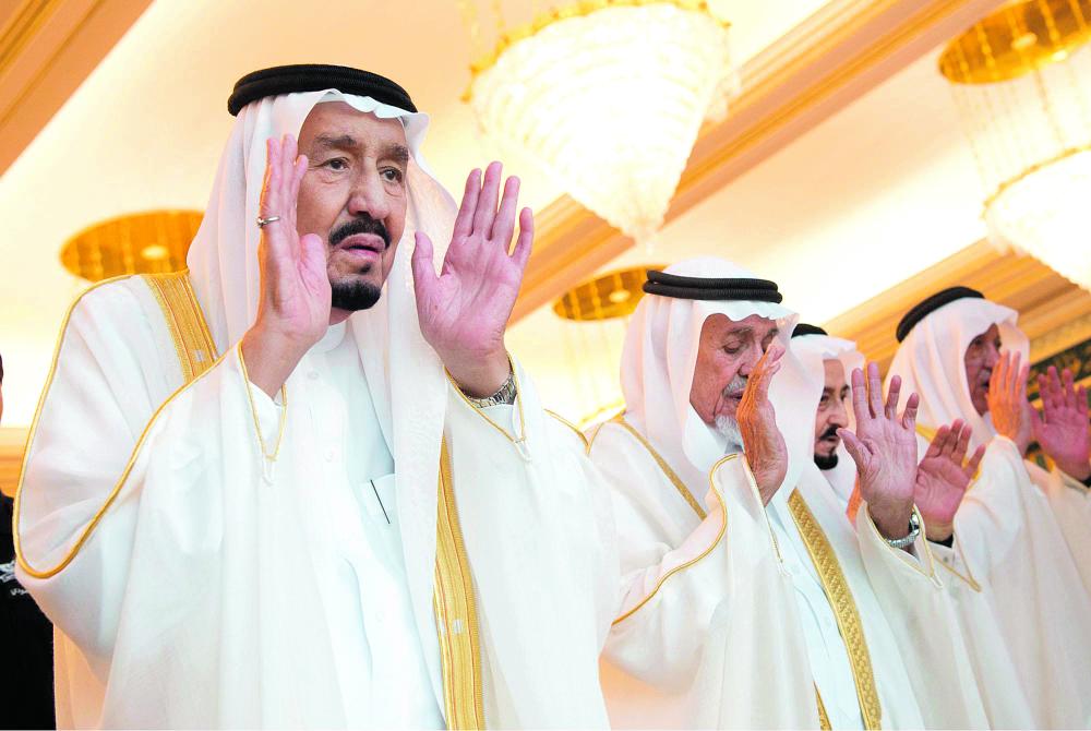 الملك يؤدي صلاة عيد الفطر بالمسجد الحرام