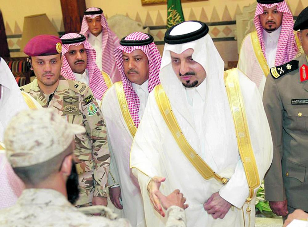 أمير عسير يعايد الأهالي والمسؤولين
