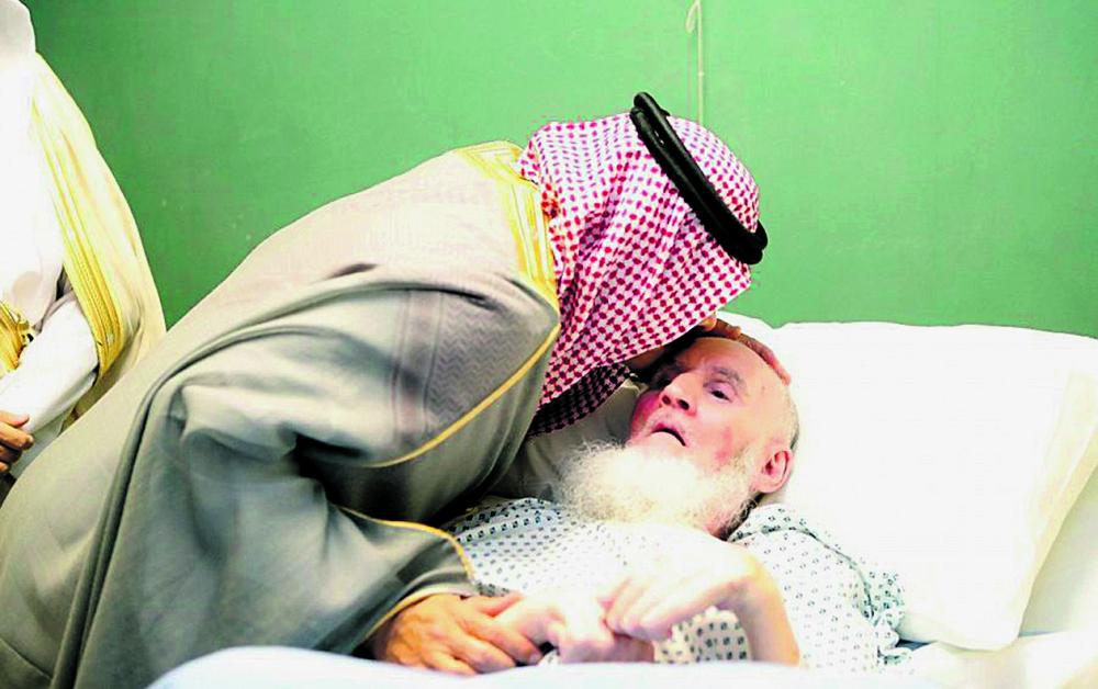 محافظ وادي الدواسر يُعايد المرضى بالمستشفيات