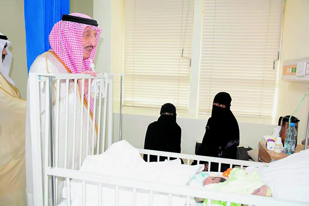 أمير جازان يعايد المنومين بمستشفى الملك فهد