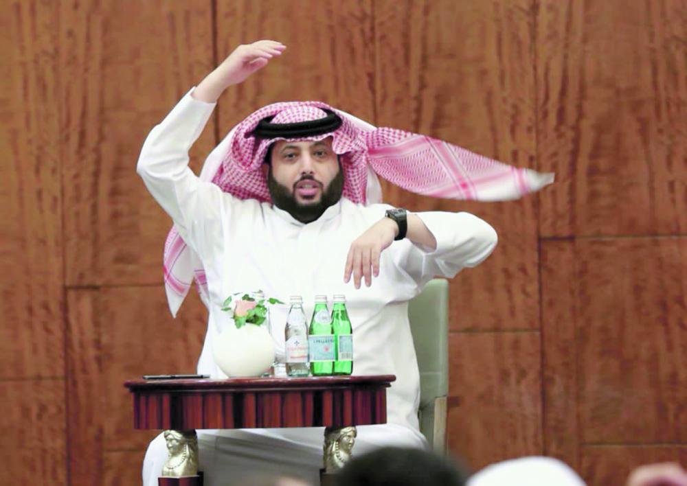 آل الشيخ يعايد الإعلاميين والرياضيين ويستمع لآرائهم