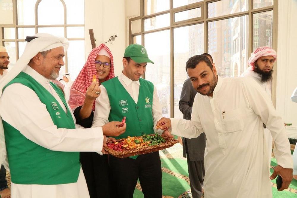 «هدية» تنظم برنامج معايدة لزوار الحرمين