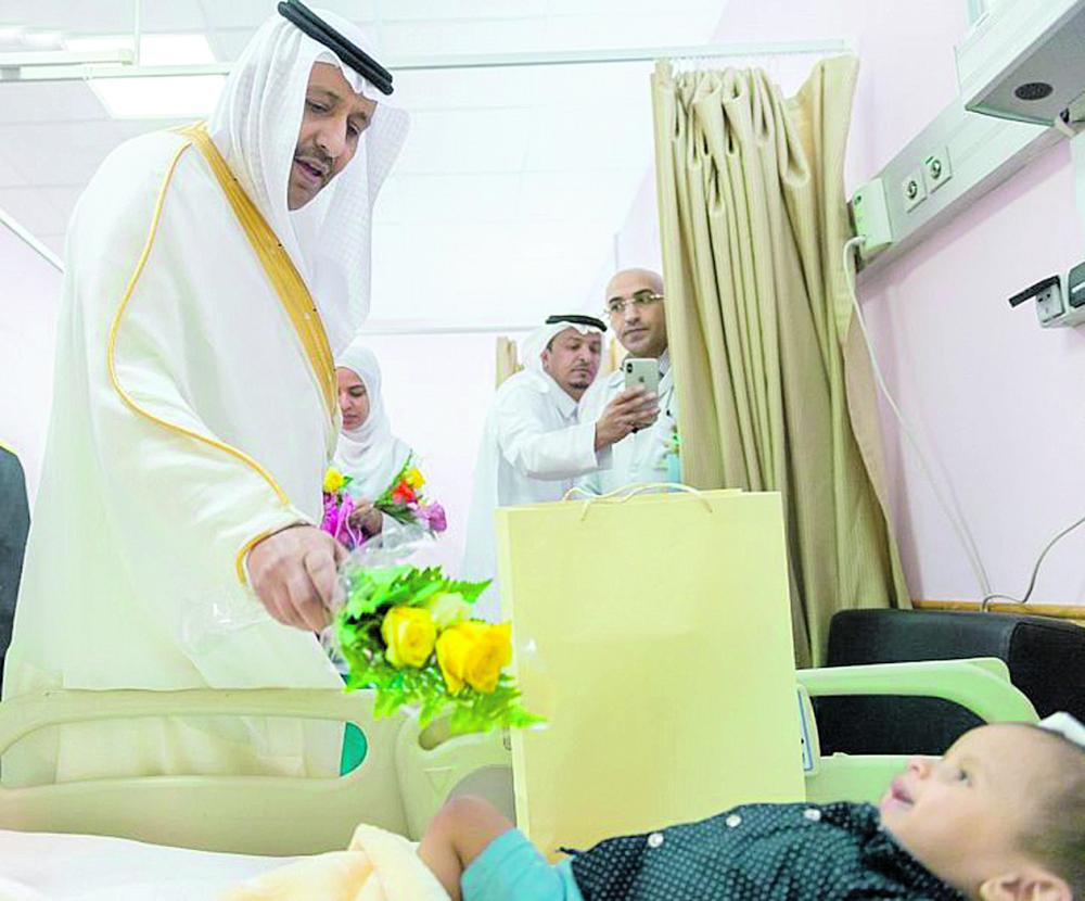 أمير الباحة يعايد المنومين بمستشفى الملك فهد