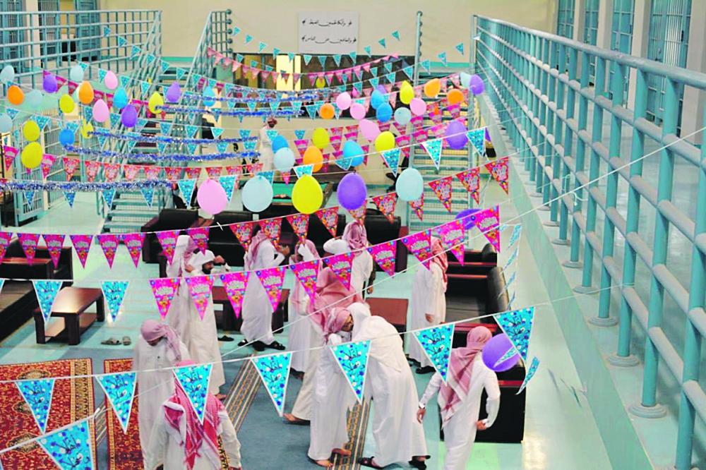 السجون تعايد نزلاءها وتشاركهم الفرحة