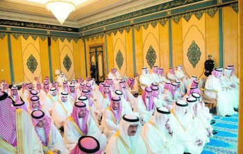 الملك يؤدي صلاة عيد الفطر بالمسجد الحرام