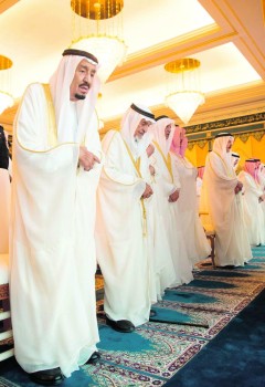 الملك يؤدي صلاة عيد الفطر بالمسجد الحرام